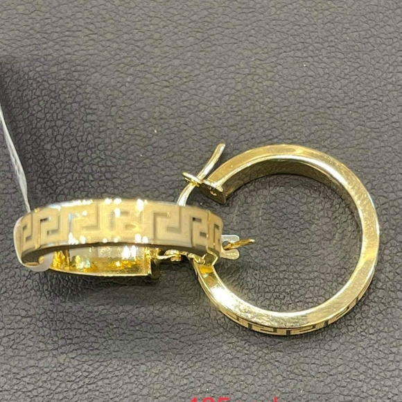 Earing - Picture 1 of 1